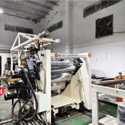 Machine voor het extruderen van kunststof met een hoge capaciteit, met waterkoeling en 33 1 schroeflengte