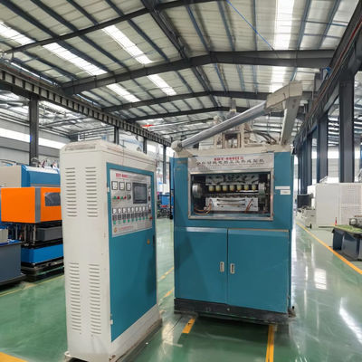 Voor de vervaardiging van wegwerpwaterbekers wordt gebruikgemaakt van een plastic thermoformingsmachine met een vormingsoppervlakte van 660 x 340 mm.